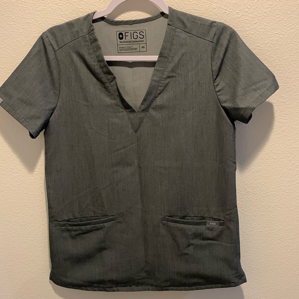 FIGS Technical Collection Scrub Top in Heather Gray. Great Condition. XS.‌‌
